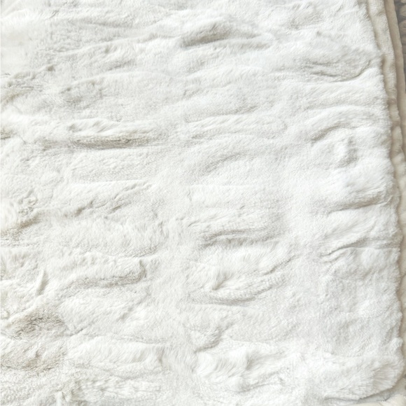 New Pottery Barn Set Ruched Faux Fur Throw & Pillow Cover in Ivory Color - Picture 6 of 16